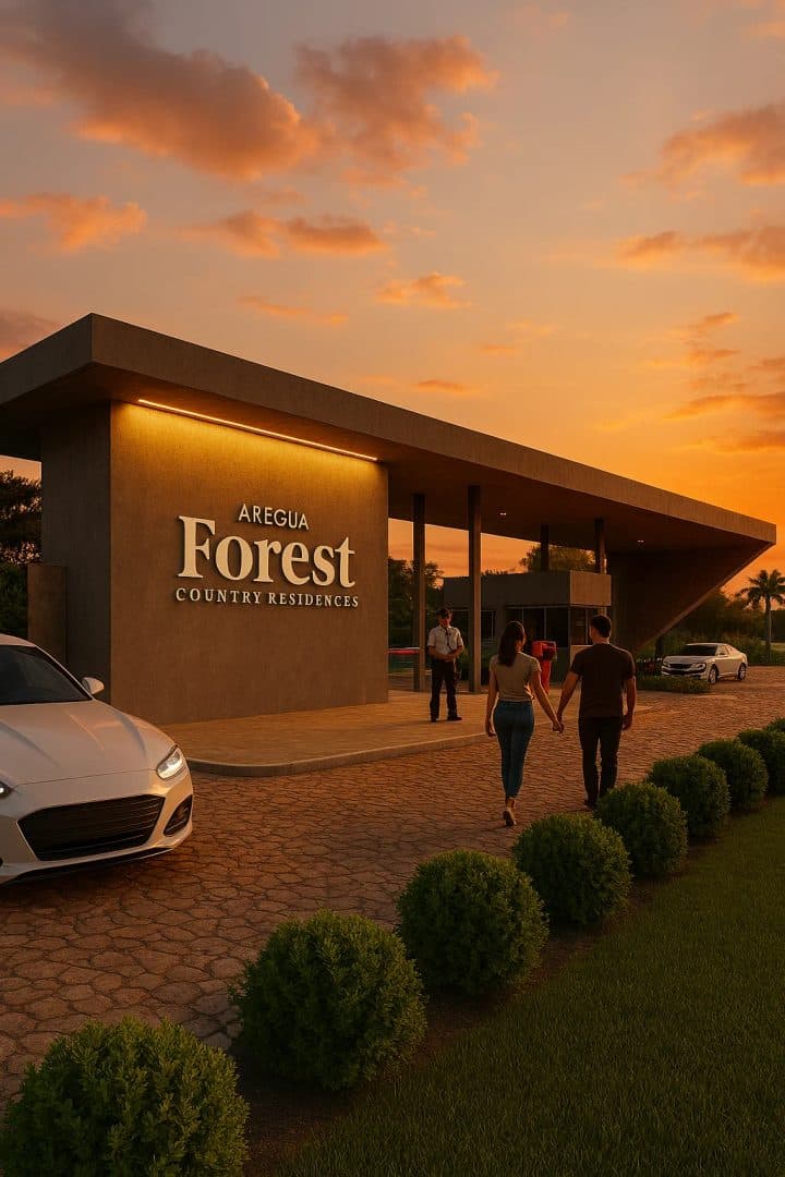 Areguá Forest — ingreso principal al atardecer